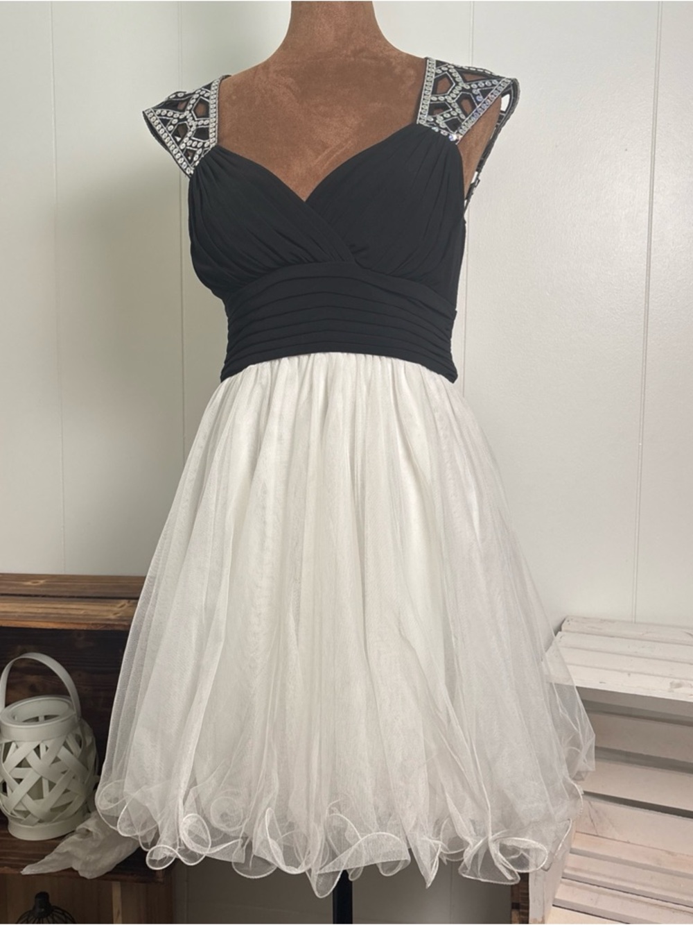 Blondie Nites Dress Jr Sz 5 Formal/Dance Black Sequin Strap White Tulle Skirt